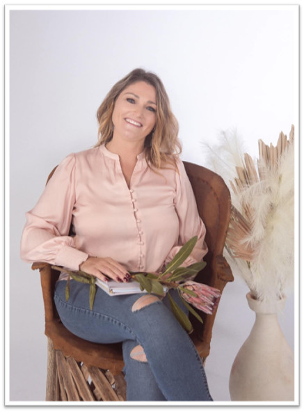 Heidi Profile Pic - New 1 - BORDER - TINY